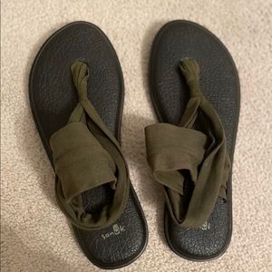 Sanuk yoga mat sandal